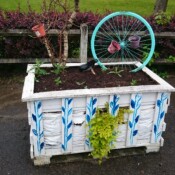 roue de vélo en déco, dans le centre de Féron